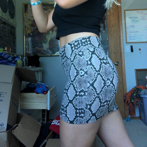 snake print short skirt - Picture 3 of 4